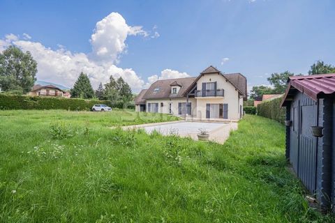 Ref 1008. LP: Cessy, Tutegny sector, in a cul-de-sac, quiet, you will be charmed by this 8-room detached house of 223m2 built on 2 levels on a wooded and fenced plot of 2'000m2. It is composed of an entrance hall, a fitted kitchen with pantry, a livi...