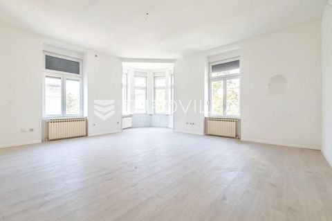 Zagreb, Gajeva, an excellent four-room apartment with an area of 187 m2 with a balcony and a studio apartment of 18 m2, total accounting area of 205 m2. It is located on the 2nd floor of a renovated building without an elevator. The studio apartment ...