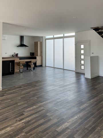 Vollständig renoviertes Loft von 200 m2 (mit Beibehaltung des ursprünglichen Geistes, Metallrahmen und massiver Eiche), 800 m vom Zentrum der Stadt La Machine und 2 Stunden von Paris und Dijon entfernt.Dieses atypische Anwesen besteht im Erdgeschoss ...