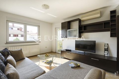 Istria, Pula, two-bedroom apartment for rent in a residential building in an excellent location. The apartment has a closed area of 78m² and is located on the ground floor of a residential building. It consists of one larger and one smaller bedroom, ...