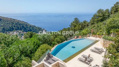 A quelques minutes de Monaco et des plages d'Eze et de Saint-Jean-Cap-Ferrat, se niche une propriété d'exception au sein d'un domaine sécurisé. D'environ 615 m² habitables (plus de 1.190 m² avec garage et annexes), cette demeure offre de vastes terra...