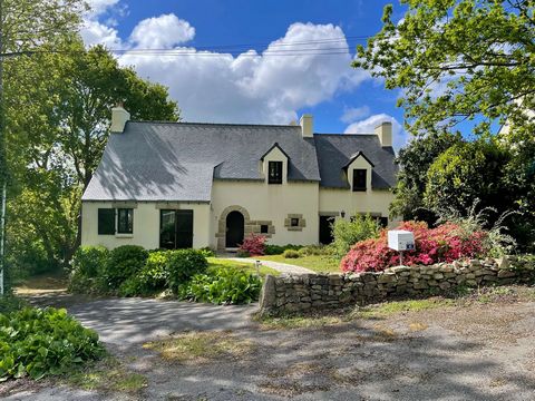 Imagine yourself living in this lovely house located©on the seaside, in Audierne, Brittany. Nestled©in an idyllic environment between the sea and the Goyen, this outdoor© property©offers stunning views that are sure to wow©you. With a living area of ...