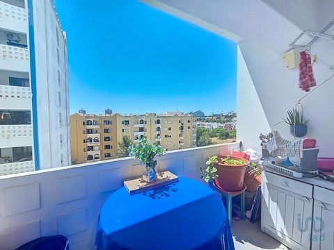 Apresentamos este encantador apartamento de 1 quarto, localizado a apenas 300 metros da maravilhosa Praia da Rocha, no Algarve. Ideal para quem procura um refúgio junto ao mar, este imóvel é perfeito tanto para residência permanente quanto para féria...
