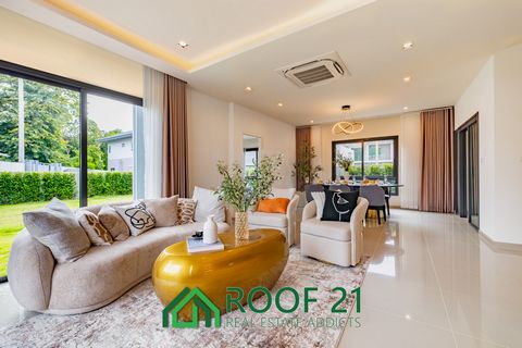 Elegant wonen in Bang Lamung, Pattaya Deze gated community biedt een verscheidenheid aan huisvestingsmogelijkheden, waaronder eengezinswoningen en villa's, voor zowel Thaise als buitenlandse kopers. Het is ontworpen voor een hoge levensstandaard en r...