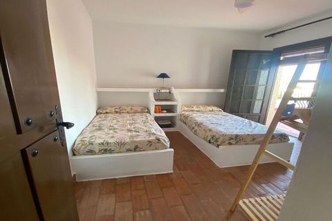 Bleiben Sie in diesem erstaunlichen Ferienhaus in Almeria mit Ihrer Familie oder Freunden. Es gibt einen schönen privaten Garten, wo Sie sitzen und entspannen können, während Sie köstliche Mahlzeiten und Getränke genießen. Die Klimaanlage in jedem Zi...