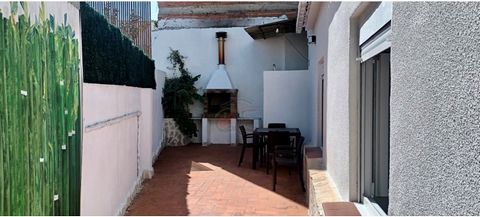 This recently comprehensive renovation townhouse is an oppertunity you can´t miss! When you think of a townhouse near the centre of Sant Feliu de Guixols with a garage for one car and a parkingspace for a second car, would you think that it is possib...