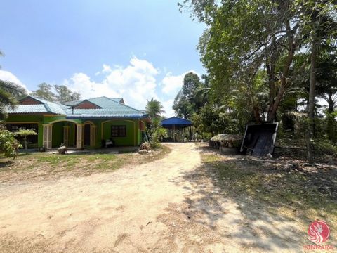 Haus mit 4 Schlafzimmern zum Verkauf mit einfachem Charme in Khok Kloi, Phangnga. Dieses geräumige Haus bietet 4 Schlafzimmer, 2 Badezimmer und einen Parkplatz für 2 Autos. Auf der Rückseite des Hauses befinden sich eine Vielzahl von Obstbäumen und e...