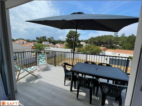 In La Tranche sur mer, a dynamic and touristic town with all shops and schools, Delphine Canteteau, for the SAFTI network offers you this beautiful contemporary house composed of two independent apartments, a studio and a garage, located less than 15...