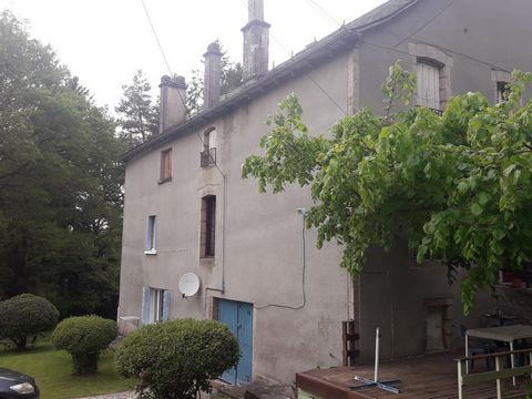 Maison de 169 m2 dotée d'un appartement indépendant en RDJ et d'un étage supplémentaire non compté de 110 m2 sur un terrain de 1675 m2.