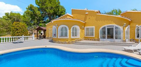 ¡Fantástica villa ubicada en una calle tranquila con hermosas vistas al mar en Calpe! La villa construida en una sola planta y tiene 3 dormitorios, 2 baños, una oficina, trastero, gran terreno de 2000m2 con muchos árboles, zona de barbacoa y piscina ...