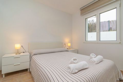 En los bonitos jardines de la propiedad encontrarán una gran piscina de 18 x 8m y una profundidad de entre 1.05m y 1.8m. Además, hay una piscina infantil y una zona de jacuzzi, ideales para pasar las mejores vacaciones en familia. Debido a su situaci...