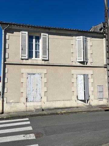 Immeuble Locatif centre ville SAINT JEAN D'ANGELY (17)