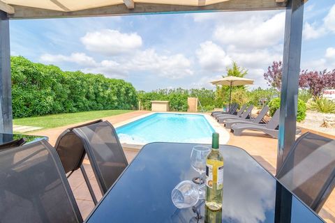 The vila features wide and beautiful gardened areas that include a great chlorine pool (8 x 4 metres and 1.1 to 1.70 metres depth) which is surrounded by 6 sun loungers and with a shower outdoors to cool down under the spray. You will also find a lar...