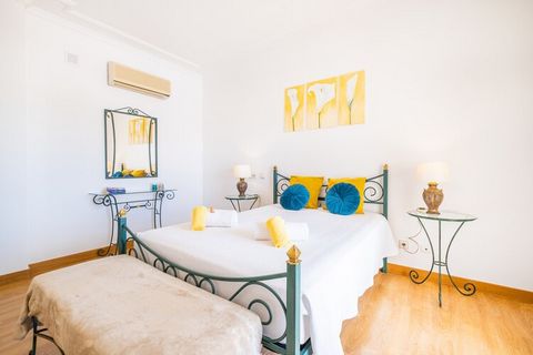 Esta espaciosa casa de vacaciones ofrece cuatro habitaciones bellamente amuebladas, con capacidad para 11 huéspedes. Dos habitaciones de la planta baja cuentan con camas dobles, aire acondicionado y acceso al área al aire libre, una de ellas con baño...