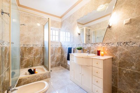Esta espaciosa villa de vacaciones cerca del centro de la ciudad de Albufeira ofrece una estancia de lujo con cinco habitaciones bien equipadas, que pueden alojar tanto a familias como a grupos. La planta baja cuenta con un elegante dormitorio doble ...