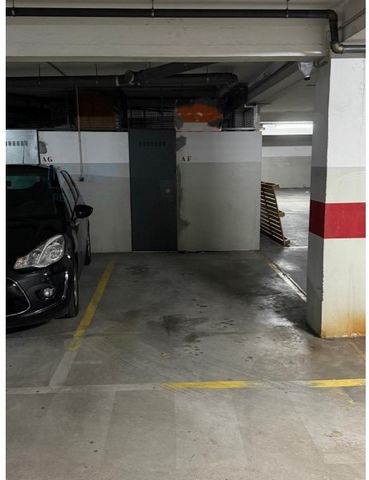 Lugar de Garagem para uma viatura, com arrumo fechado na zona de Bessa Leite, em Lordelo do Ouro. O lugar tem as seguintes dimensões: 5.10mt x 2.40mt. A entrada é feita pela Rua Pedro Olaio, numa zona de habitação e acesso a todo o tipo de comércio e...