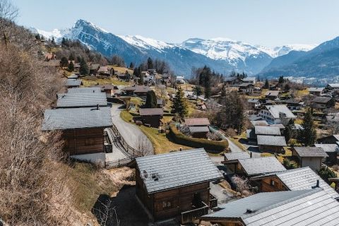 Ihre Agentur Alpes Chalets freut sich, das schöne Chalet Buet auf den Höhen von Verchaix zum Verkauf anbieten zu können. Ein hübsches Chalet auf einer Höhe von 840 m mit herrlichem Blick auf die umliegenden Gipfel. Dieses Chalet befindet sich in idea...