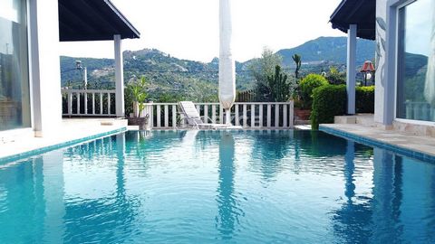 Villa individuelle avec jardin luxuriant et piscine privée à Bodrum Yalıkavak Cette villa individuelle est située à Bodrum Yalıkavak, l'un des endroits les plus prestigieux de la région. Se distinguant par sa mer cristalline, ses beautés naturelles e...