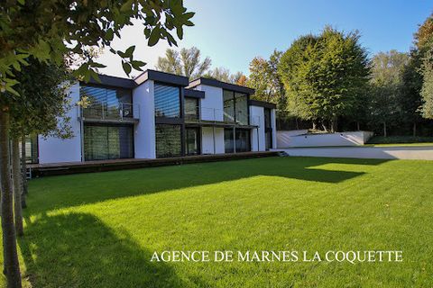 A l'orée de la forêt, en exclusivité, magnifique construction 2022 entièrement vitrée signée Jean-Pierre Watel d'environ 500m2 sur un terrain paysagé de 2135m2 comprenant 200m2 de réception traversante avec vue dégagée et cuisine entièrement équipée,...