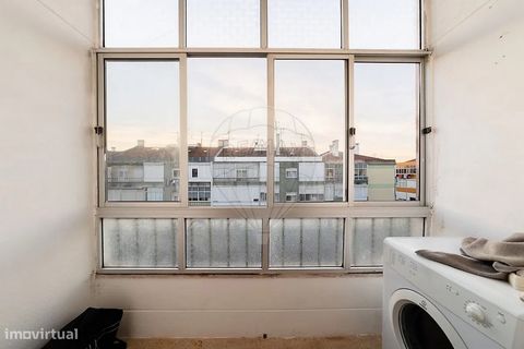 Situado na Falagueira, Amadora, apresento-lhe um T3 com um extra surpreendente no final! O apartamento dispõe de 3 quartos, 2 casas de banho, 1 varanda e ainda 2 marquises. Localizado numa área com fácil acesso a transportes públicos, serviços e zona...
