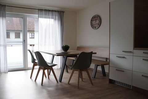 Die Ferienwohnung Weide im 1.OG hat 2 Schlafzimmer, Bad mit Badewanne und Dusche, extra WC mit Pissoir und einen großen Wohn- Essbereich mit Küche. 4 Betten und eine Couch (121x195m) finden Sie in den Schlafzimmern. Ein Babybett findet selbstverständ...
