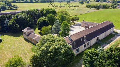Je vous propose cette très belle demeure construite en 1630 à 20 minutes de Périgueux , située au calme et à 5 minutes en voiture de tous les commerces et écoles, sur terrain plat de 8189 m². Le bâtiment de 800 m² fait un U qui se compose : PARTIE CE...