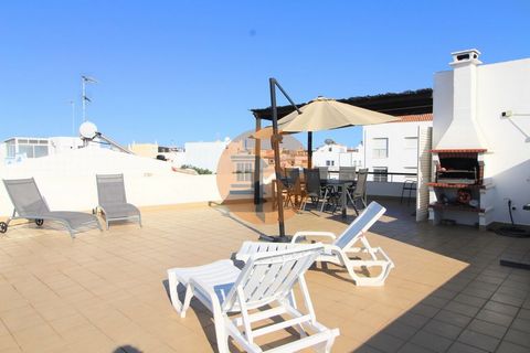 Acogedor apartamento de 2 dormitorios, segundo y último piso, en buen estado de uso. Consta de hall de entrada, cocina equipada, dos dormitorios, uno de ellos con armario y acceso a un balcón, un baño con bañera, salón-comedor y una espectacular terr...
