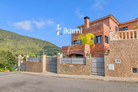 Ubicada en el pintoresco municipio de Sant Cebrià de Vallalta, esta imponente torre representa una vivienda unifamiliar sostenible que se extiende sobre 284 m² construidos, ofreciendo vistas espectaculares tanto al mar como a la montaña. La propiedad...