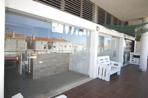 Loja para arrendar na Oura, em Albufeira. Esta  loja, com um total de 27m2, situada no primeiro andar é uma oportunidade fantástica para o seu futuro negócio, devido a sua excelente localização pois encontra-se numa das ruas mais movimentadas do conc...