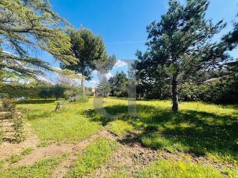 BOUWGROND IN BEDOIN Gelegen in een rustige en aangename omgeving, biedt dit perceel grond te koop in Bédoin buiten de verkaveling van meer dan 930 m² een geweldige kans om uw vastgoedproject te realiseren. Volledig afgesloten en vrij te bouwen, stelt...