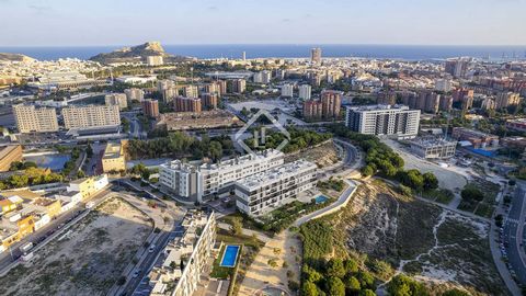 En el corazón de la codiciada zona de PAU 2, este exclusivo piso te ofrece mucho más que una vivienda: es un estilo de vida. A tan solo siete minutos del bullicioso centro de Alicante y a quince del aeropuerto, estarás rodeado de zonas verdes, colegi...