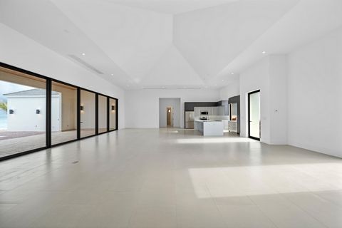 Ontdek ongeëvenaard luxe leven op Rockwell Island en Bay Lot Stap in de belichaming van elegantie en exclusiviteit met dit uitzonderlijke pand gelegen in een van de meest prestigieuze woongemeenschappen van Bimini. Dit prachtige landgoed, met Rockwel...
