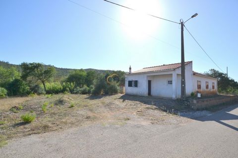 Casa en São Marcos da Serra, municipio de Silves, para aquellos que buscan un proyecto de renovación. Con tres dormitorios y un baño, esta propiedad ofrece un total de 119 m2, ubicados en una parcela de 6520 m2. La ubicación de esta propiedad ofrece ...