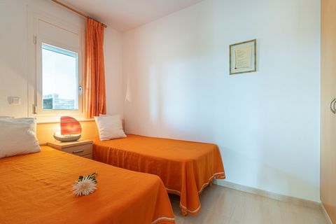 This spacious villa in Roses offers the perfect coastal getaway for families or small groups, with three comfortable bedrooms accommodating up to six guests. Spanning 100 m², the villa features a bright and airy interior, private garden, and a furnis...