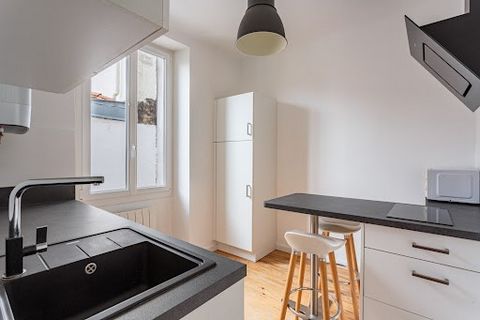 Biarritz Market Halls: On the 1st floor without elevator of a small co-ownership located on rue Gambetta, charming 1-bedroom apartment of 35 m2, renovated and fully equipped. One bedroom, a separate kitchen, a living room, shower room, and toilet. A ...