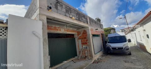 Ótima moradia na zona histórica da Marinha Grande, para quem não quer ou não precisa de usar carro, perto de tudo. Disfrute de : - 2 quartos com roupeiro - Grande Cozinha / Sala em open space - Pátio com churrasqueira - Garagem para 1 carro Caracteri...