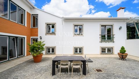 Charming three bedroom villa with garden located in Paços de Brandão , Santa Maria da Feira. With traditional architecture and set on a plot with a green area , it is in excellent condition and has a functional distribution of areas , separating the ...