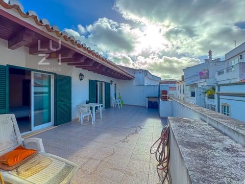 Deal Homes presenta, Gran espacio comercial con gran potencial, en una de las principales calles del corazón del centro histórico de Lagos. Compuesto por los 2 últimos pisos de un edificio, este inmueble situado en la zona más comercial y animada del...