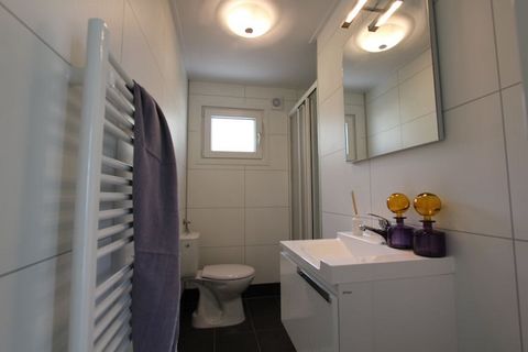 Dit moderne chalet ligt op het ruim opgezette vakantiepark Resort De Zanding, omringd door natuurgebieden, waaronder het Nationale Park De Hoge Veluwe, op 19 km. ten noordwesten van de gezellige stad Arnhem. Het kleinschalige centrum van Otterlo ligt...