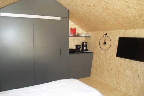 Dit vrijstaande, gelijkvloerse studiochalet bevindt zich op het natuurrijke vakantiepark Resort Ruinen. Het ligt vlakbij drie nationale parken in Drenthe, met Nationaal Park Dwingelderveld op een steenworp afstand. Ruinen, het kleine dorpscentrum, li...