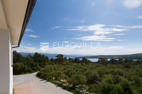 Island of Krk, Čižići, three-room apartment 200 m from the sea, NEW BUILDING.The apartment of 61 m² consists of two bedrooms, a bathroom and an open-concept living area that combines a kitchen, dining room and living room with access to a covered ter...